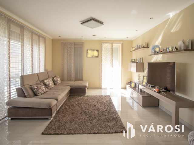 Újszerű, modern, igényes családi ház