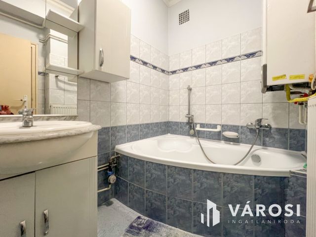 Jó állapot, nappali+2 háló, erkély, 1. emelet!