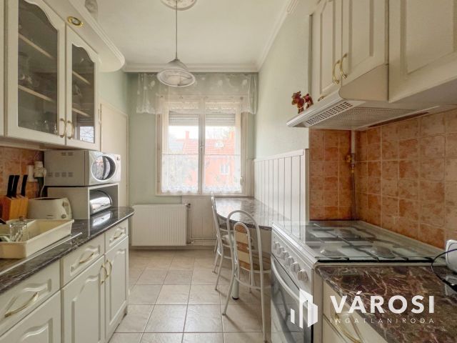 Jó állapot, nappali+2 háló, erkély, 1. emelet!