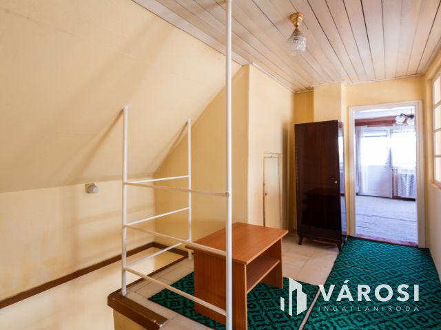 Napfényes családi ház, jó szerkezettel, a Várhoz közel