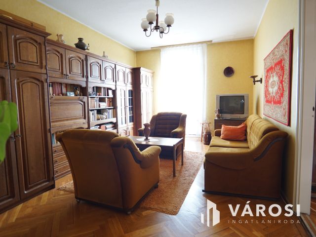 Belvárosi lakás, zárt udvaros társasházban