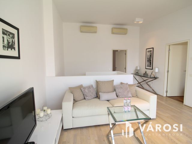 Luxus üvegkastély kiadó a Lánchídnál