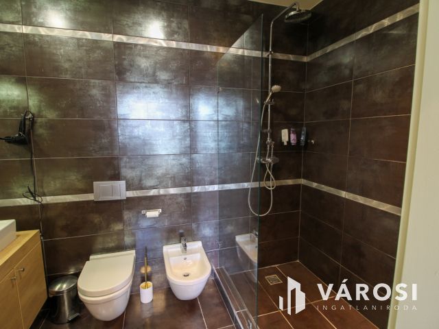 Luxus üvegkastély kiadó a Lánchídnál