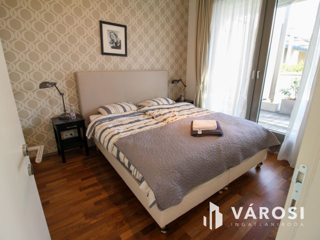 Luxus üvegkastély kiadó a Lánchídnál