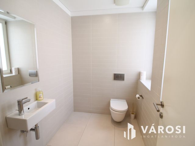 Luxus üvegkastély kiadó a Lánchídnál