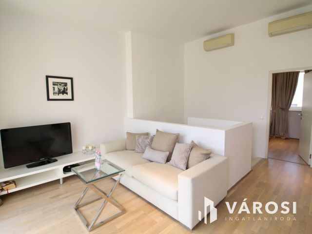 Luxus üvegkastély kiadó a Lánchídnál