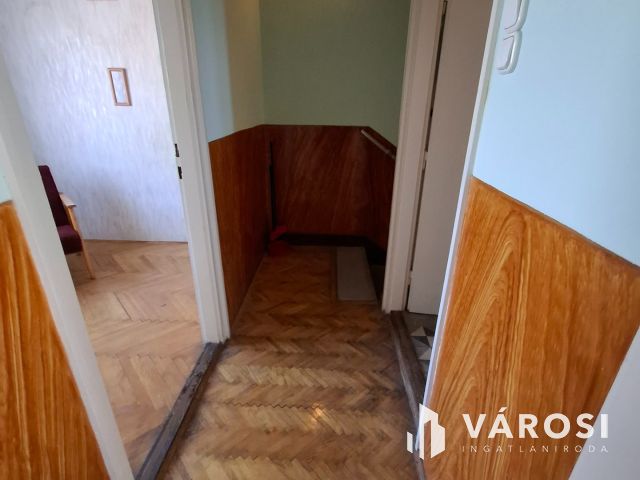 Két utcára nyíló kétszintes sorház