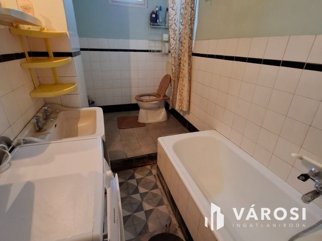 Két utcára nyíló kétszintes sorház