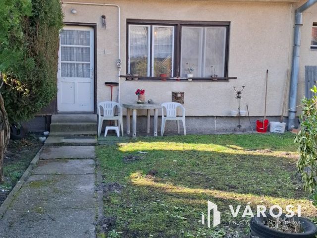 Két utcára nyíló kétszintes sorház