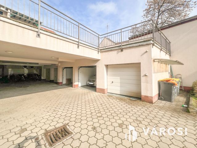 Eladó garázs a városközpontban