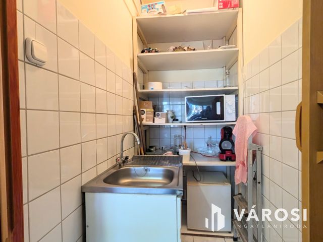 Belvárosi üzlethelyiség eladó!