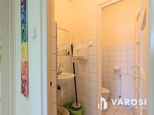 Belvárosi üzlethelyiség eladó!