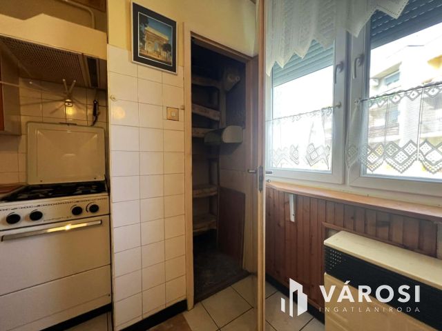 Belvárosi 2. emeleti erkélyes tégla lakás eladó