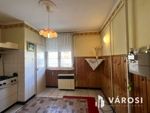 Belvárosi 2. emeleti erkélyes tégla lakás eladó