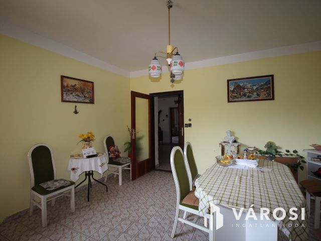 Vásárhelyen, Újvároson 6 szobás családház ajánlat.