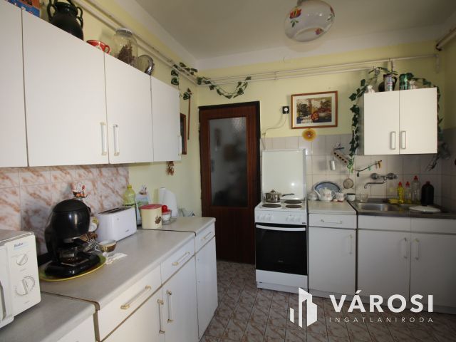 Vásárhelyen, Újvároson 6 szobás családház ajánlat.