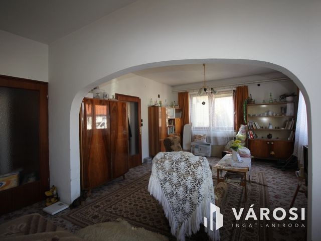 Vásárhelyen, Újvároson 6 szobás családház ajánlat.