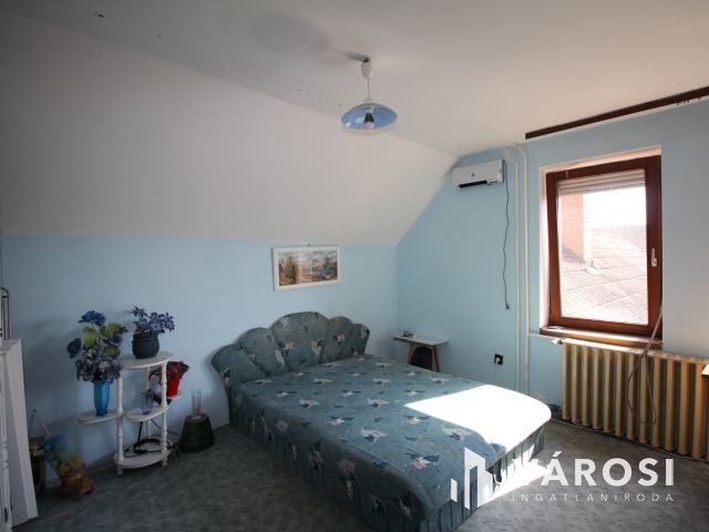 Vásárhelyen, Újvároson 6 szobás családház ajánlat.