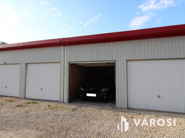 Újszerű, belső kétszintes modern lakás eladó Deszken