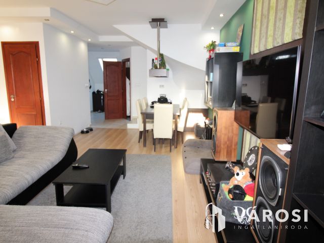 Újszerű, belső kétszintes modern lakás eladó Deszken