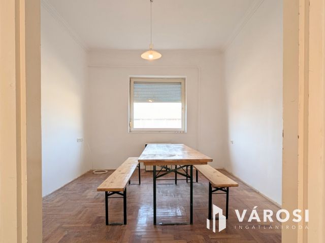 Ház + üzlet vagy 2 lakás?