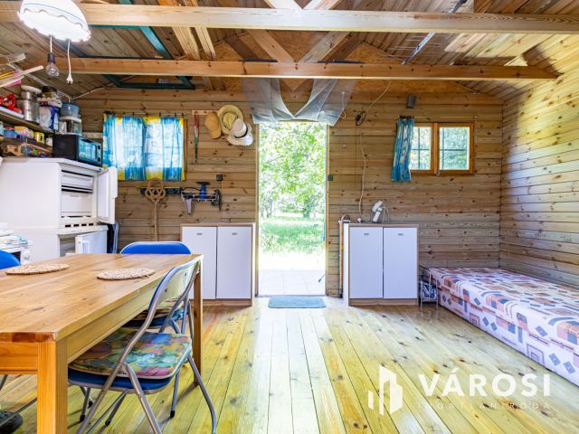 Építési telek Gödöllőn, kis faházzal