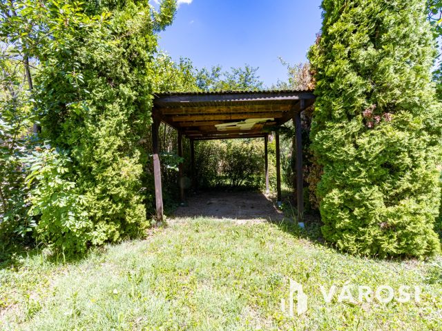 Építési telek Gödöllőn, kis faházzal