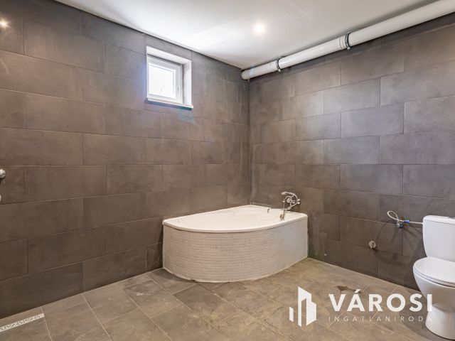 Zsámbok csendes részén, újjáépített családi ház eladó