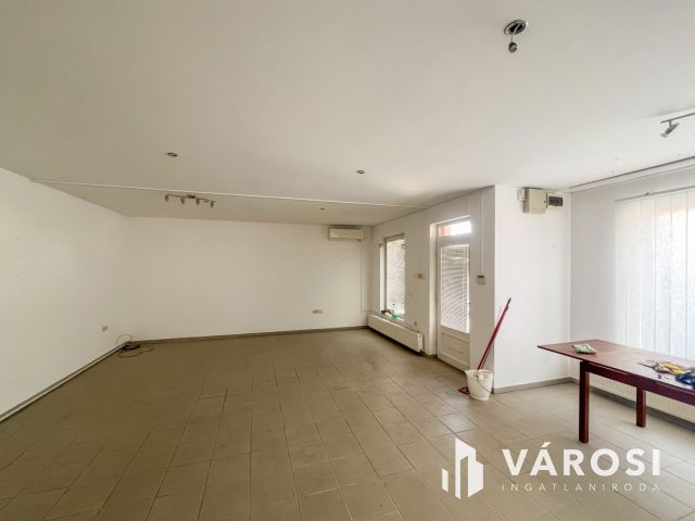 Kiadó üzlethelyiség forgalmas út mellett