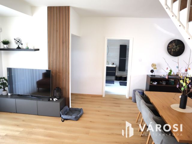 Részben panorámás luxus ikerfél Szabadifürdőn eladó