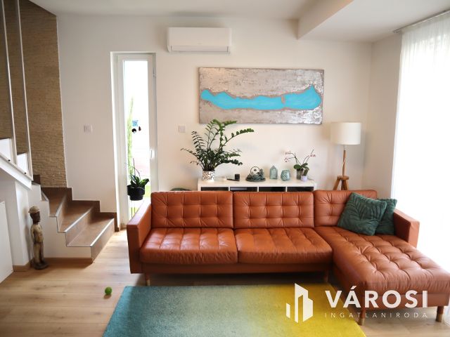 Részben panorámás luxus ikerfél Szabadifürdőn eladó