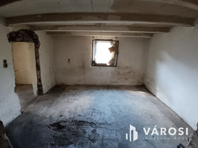 Dömsödön felújitást igényló családi ház eladó jó áron!