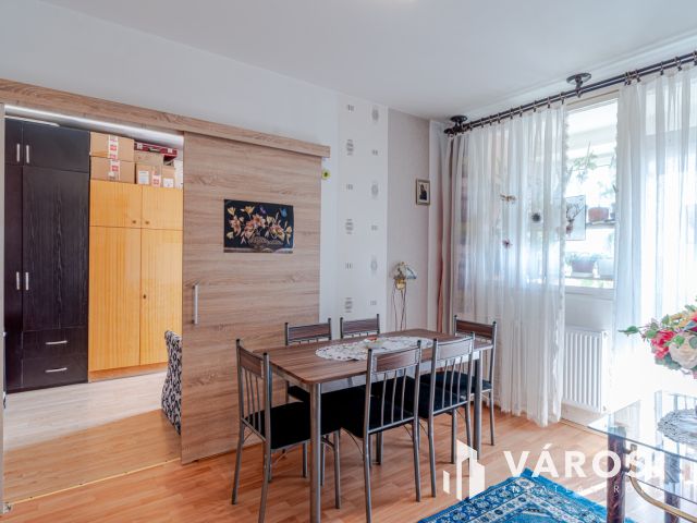 Három szoba erkéllyel napfénnyel