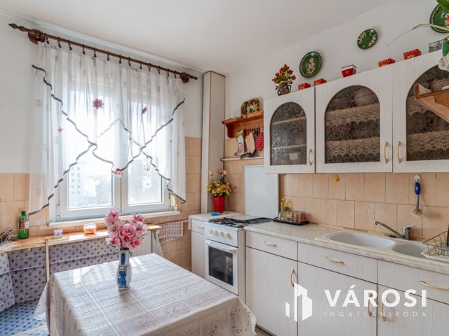 Három szoba erkéllyel napfénnyel