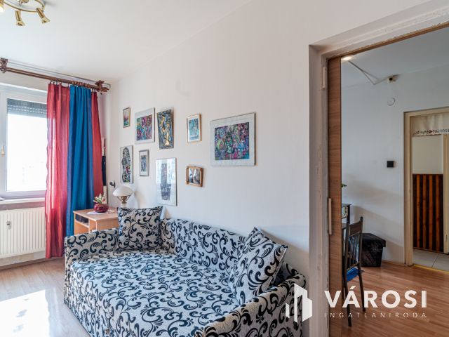 Három szoba erkéllyel napfénnyel