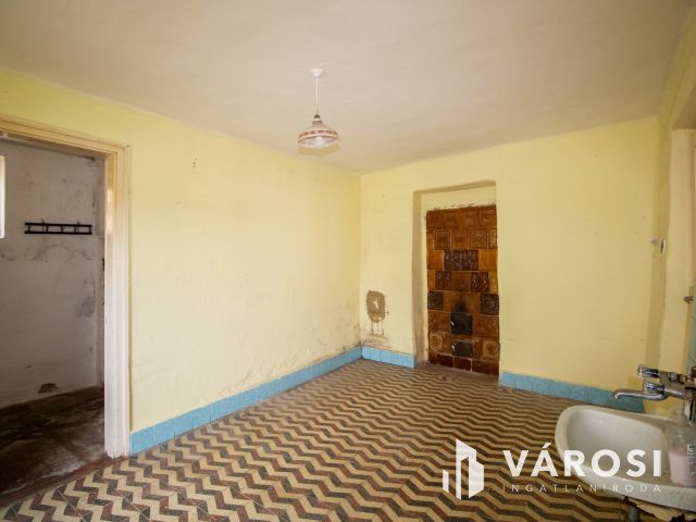 Nappali + két szobás családi ház Eleken