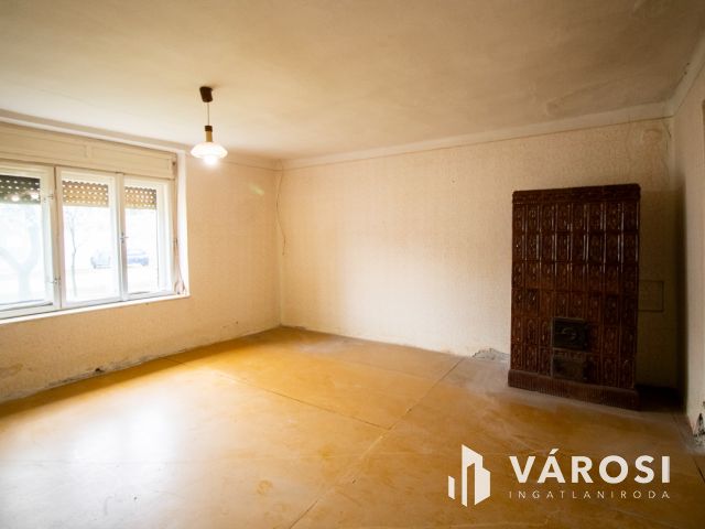 Nappali + két szobás családi ház Eleken
