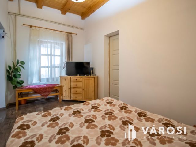 Két lakrészes 5 szobás házrész, saját kertrésszel