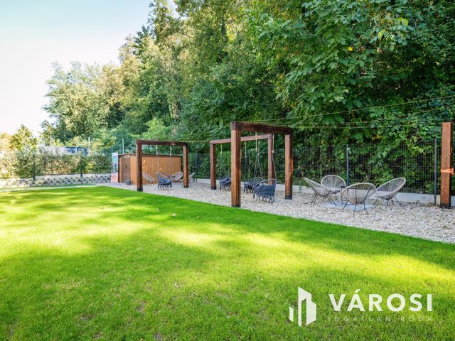 Balatonföldváron erkélyes garzonlakás, 100 méter a Balaton