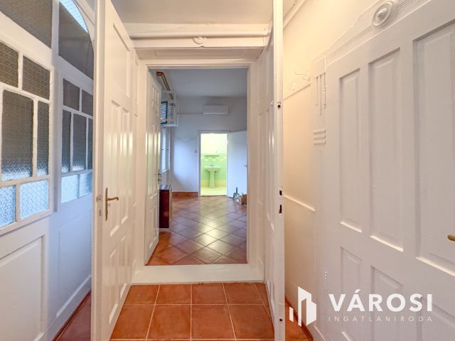 Kiadó tágas, földszinti lakás a belvárosban