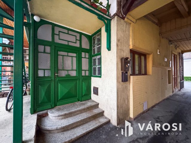 Kiadó tágas, földszinti lakás a belvárosban