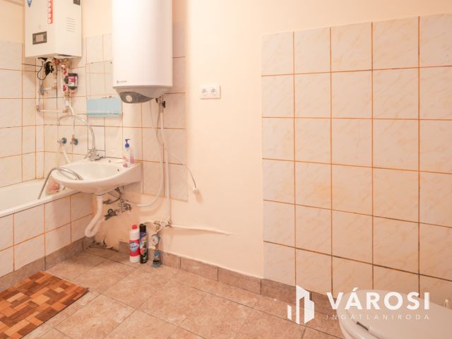 Három generációs 6 szobás családi ház Tápén