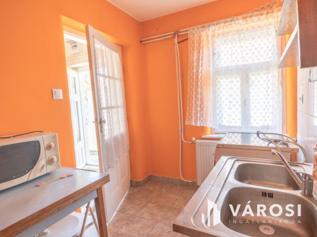 Három generációs 6 szobás családi ház Tápén