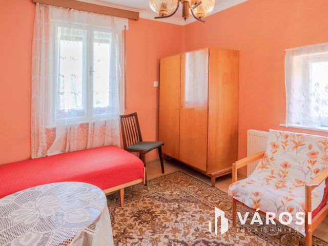 Három generációs 6 szobás családi ház Tápén