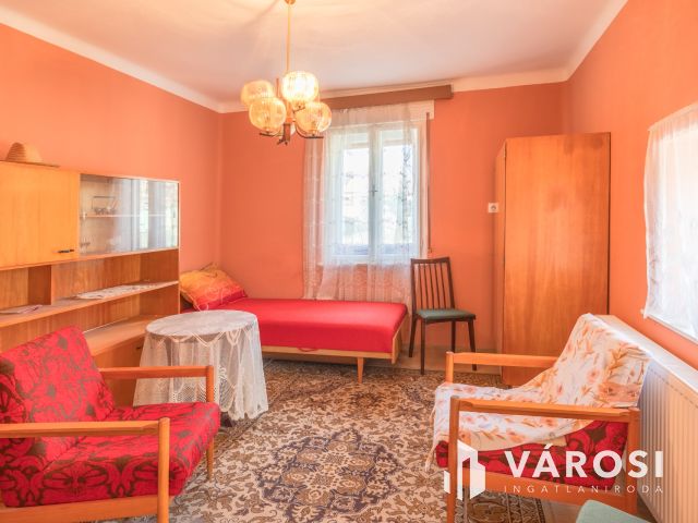 Három generációs 6 szobás családi ház Tápén