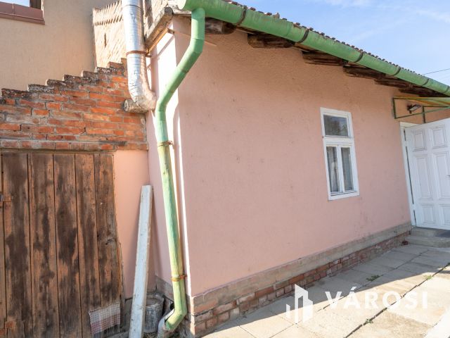 Három generációs 6 szobás családi ház Tápén