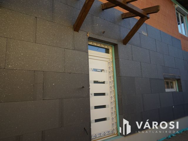 Új építésű ikerfél csendes utcában eladó