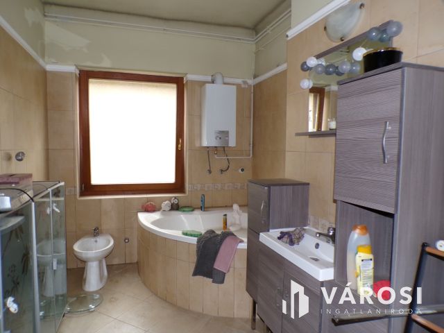 Csendes utcában tágas otthonos ház eladó!