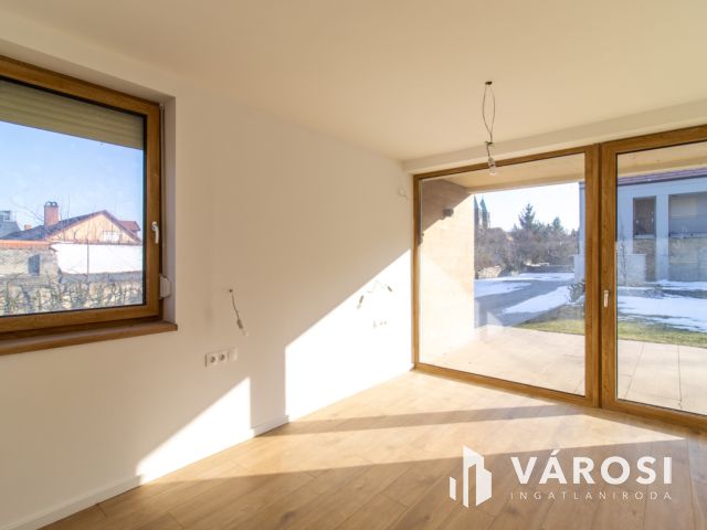 Kertkapcsolatos, medencés, 3 szobás lakás eladó  "Tomajon"