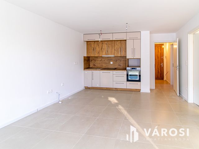 Kertkapcsolatos, medencés, 3 szobás lakás eladó  "Tomajon"